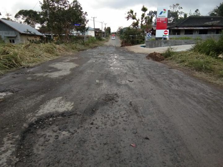 Bahayakan Pengendara, Jalan Provinsi Lintas Balikbukit-Sukau Hancur Bak Kubangan Kerbau